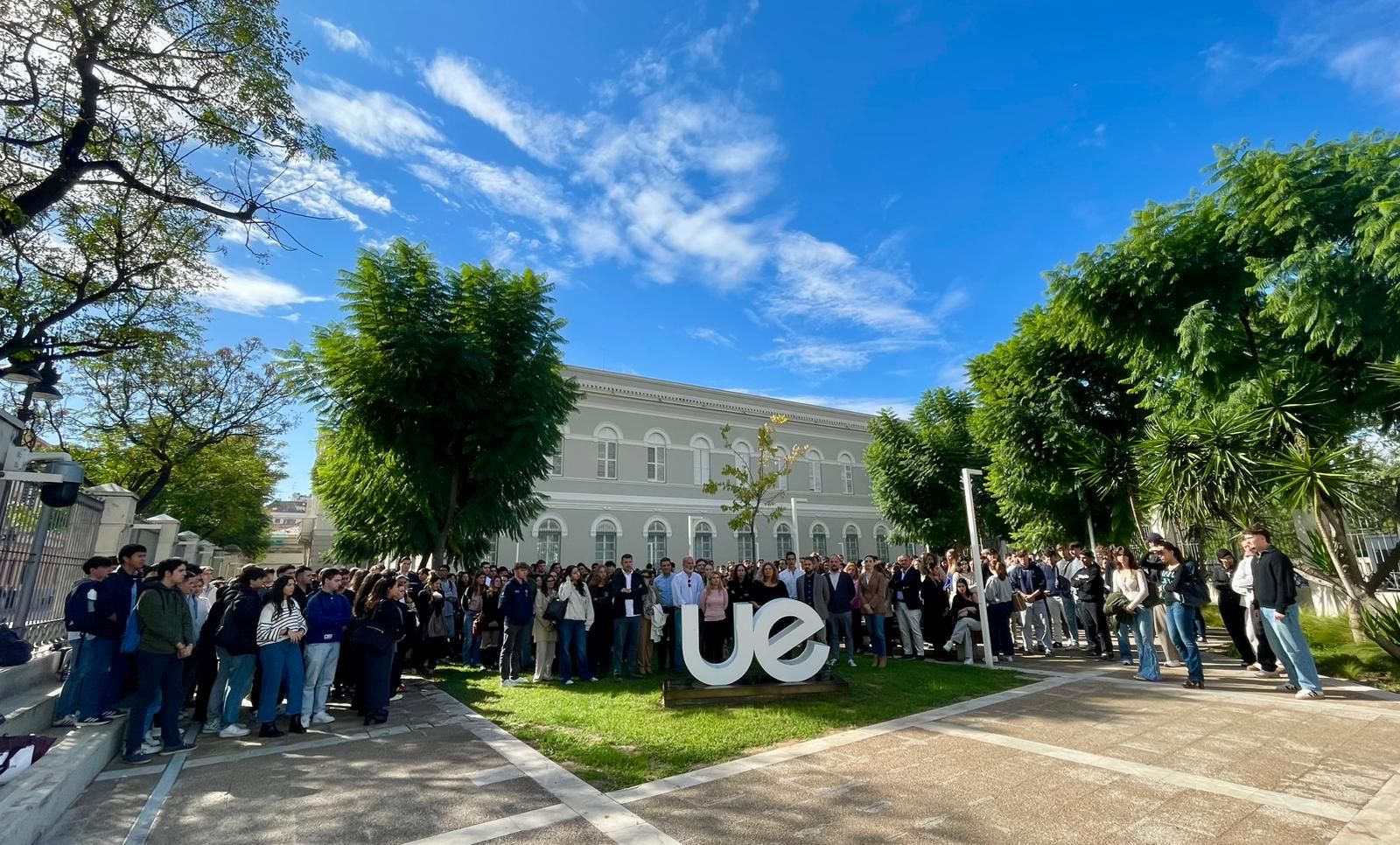 Minuto de silencio en la Universidad Europea de Valencia, campus Turia. 
