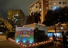 Las velas que se fueron dejando antes de que la lluvia las apagara