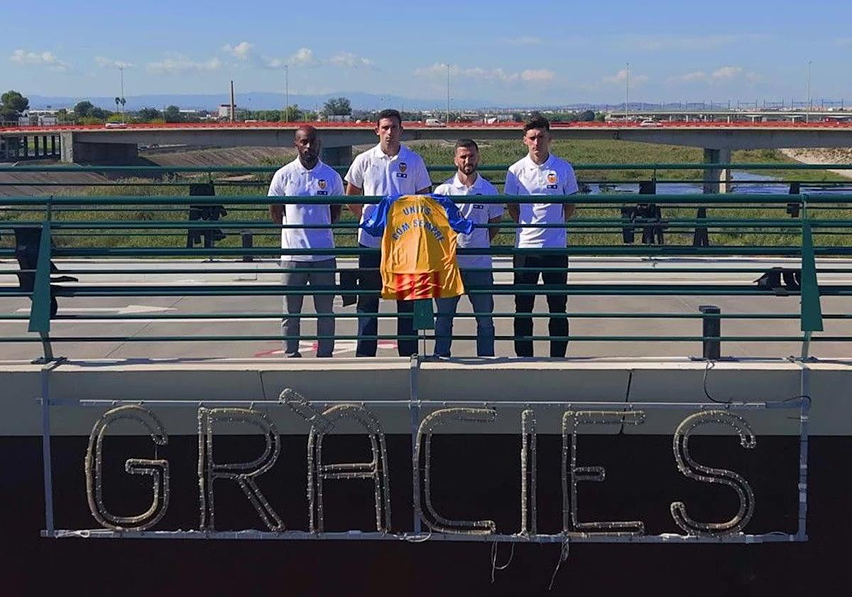 Los capitanes del Valencia, en el Puente de la Solidaridad.