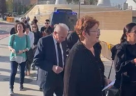 Los familiares de las víctimas antes de entrar en el recinto del Museu de les Ciencies.