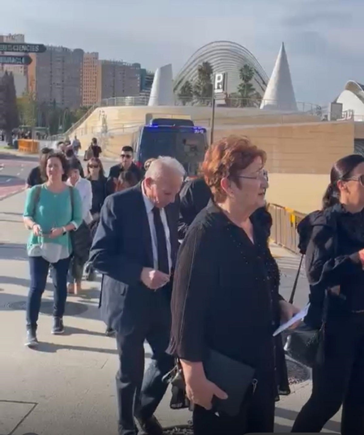 Los familiares de las víctimas antes de entrar en el recinto del Museu de les Ciencies.