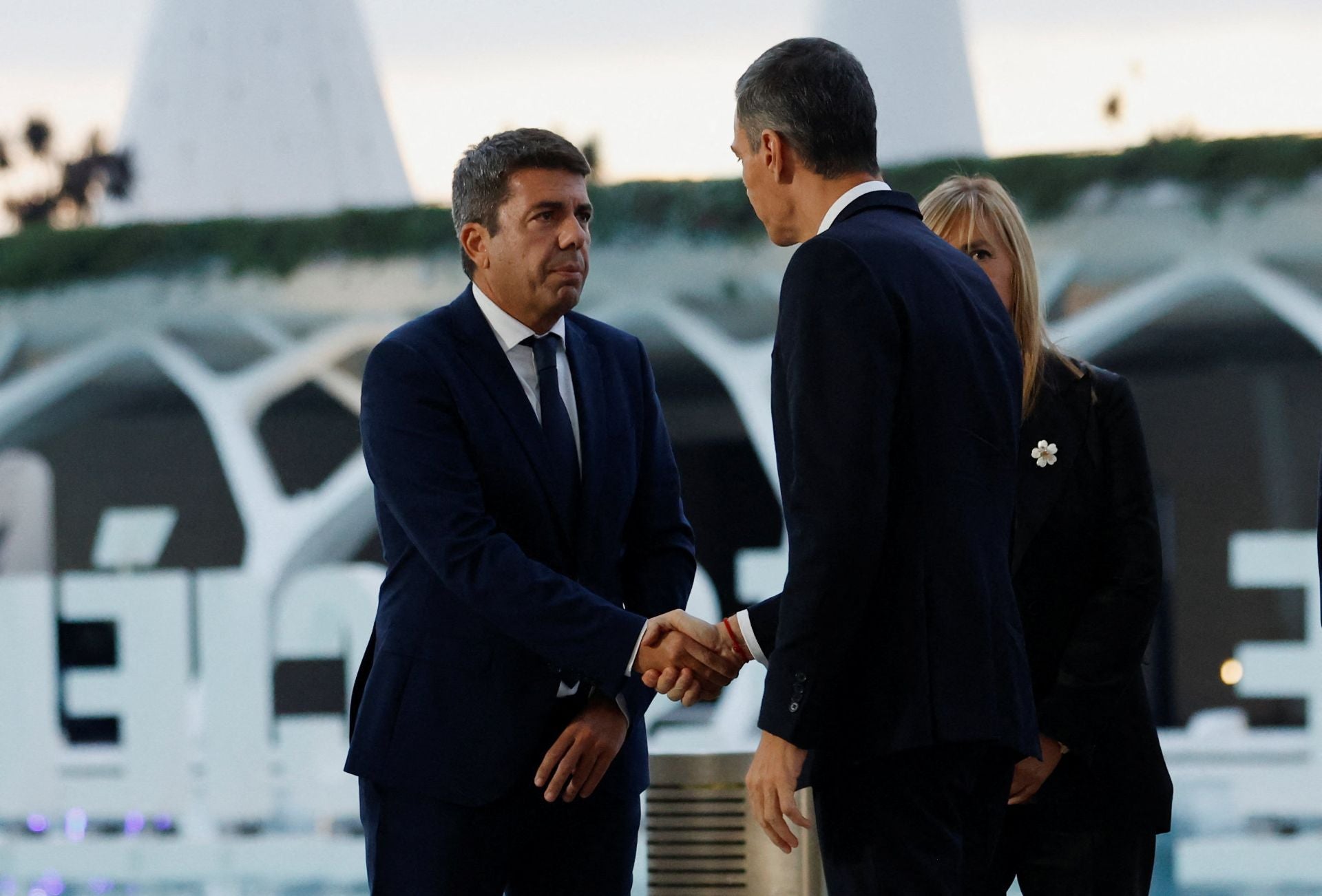 El saludo entre Carlos Mazón y Pedro Sánchez.