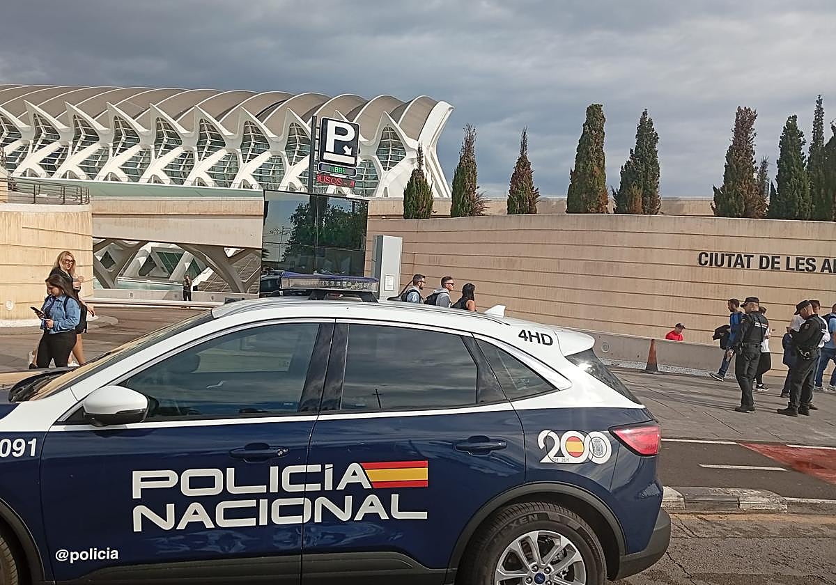 Policía Nacional en la Ciudad de las Artes y las Ciencias.