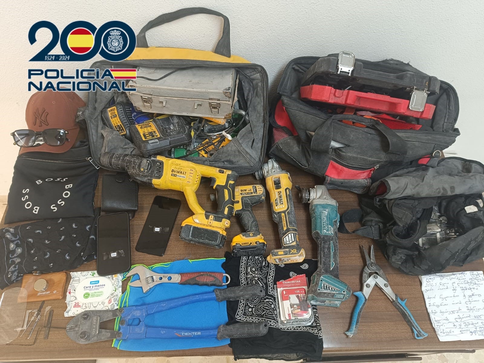 Algunos de los objetos usados por este grupo que cometía robos con fuerza en domicilios.