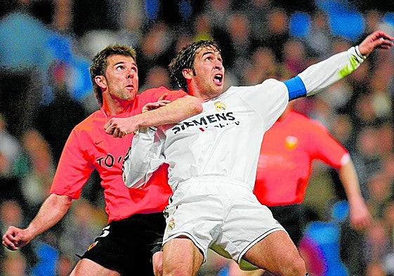 Acción conocida como el 'Ushiro Nage' de Marchena a Raúl que el árbitro señaló como penalti en 2004.