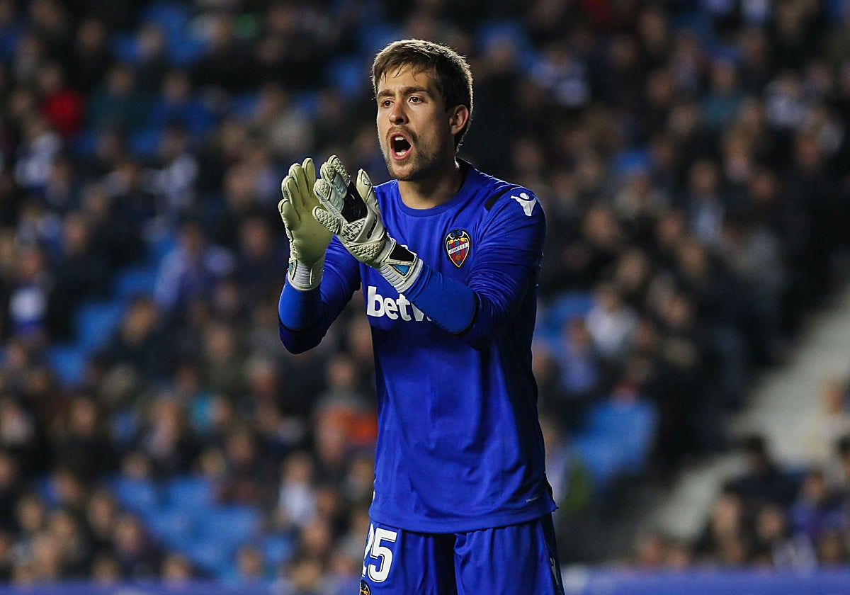 Aitor Fernández con una de las camisetas que estará expuesta