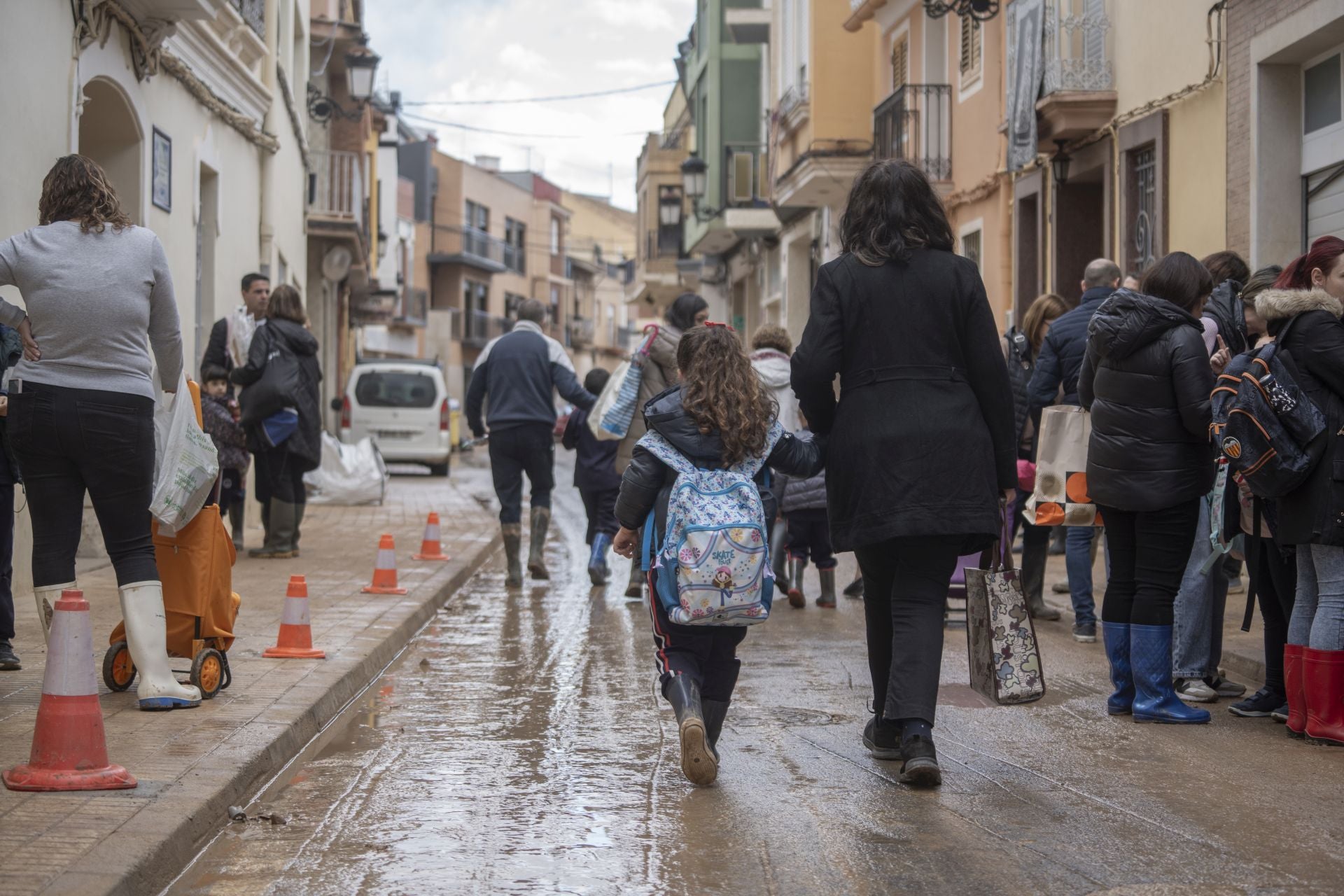 Mujeres acompañando a sus hijos al colegio en Paiporta.
