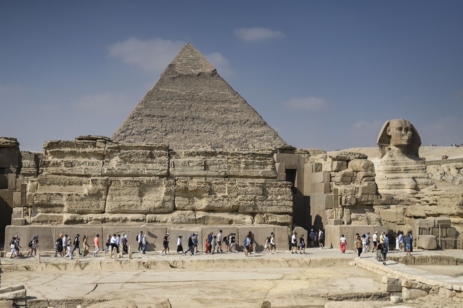 FOTOS | Los turistas visitan las pirámides de Giza ante el estreno del Gran Museo Egipcio