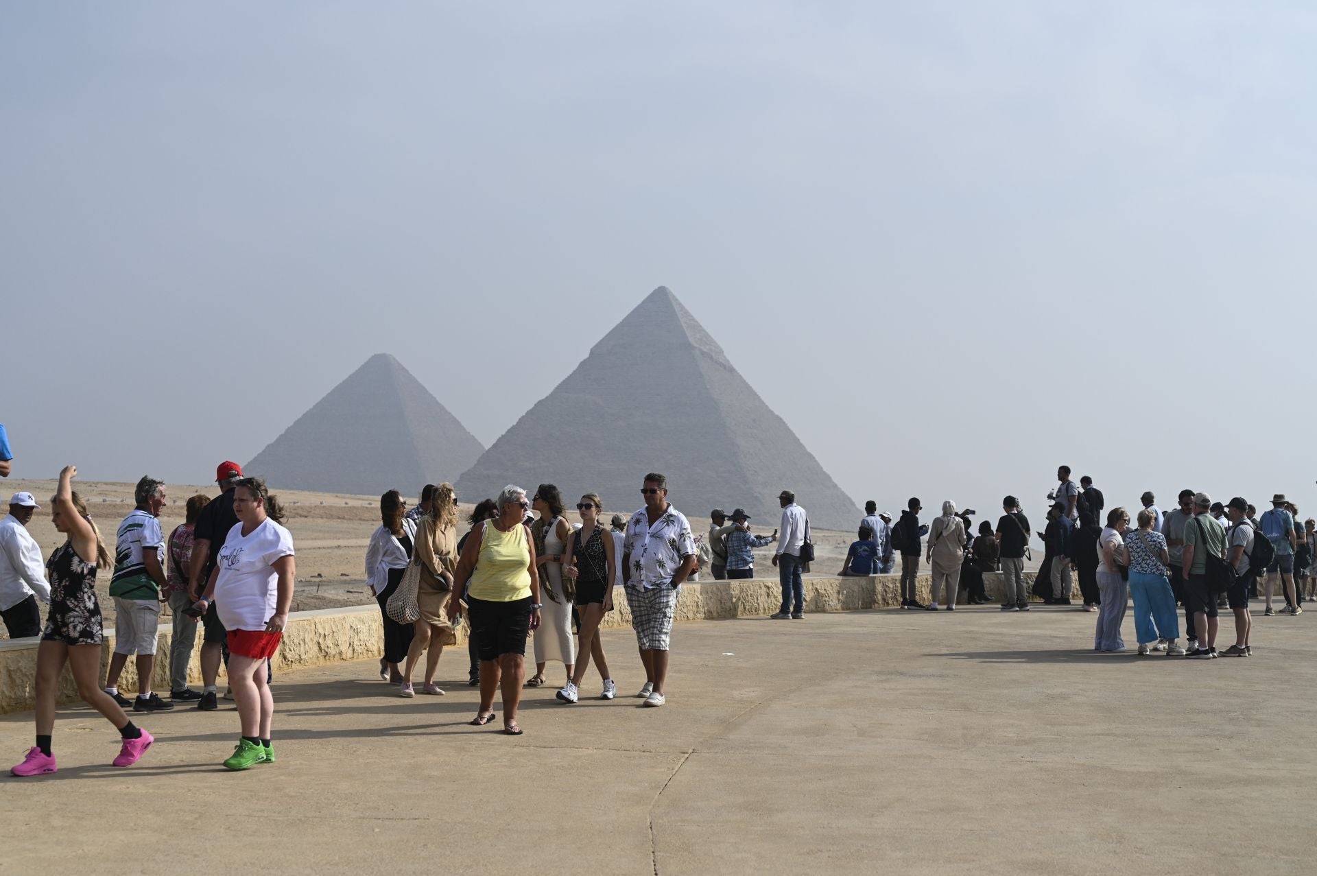 FOTOS | Los turistas visitan las pirámides de Giza ante el estreno del Gran Museo Egipcio