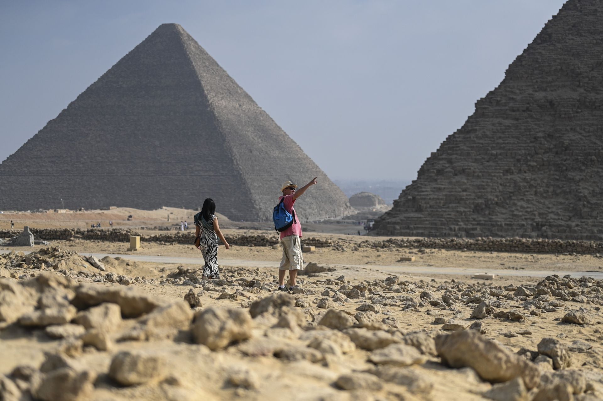 FOTOS | Los turistas visitan las pirámides de Giza ante el estreno del Gran Museo Egipcio