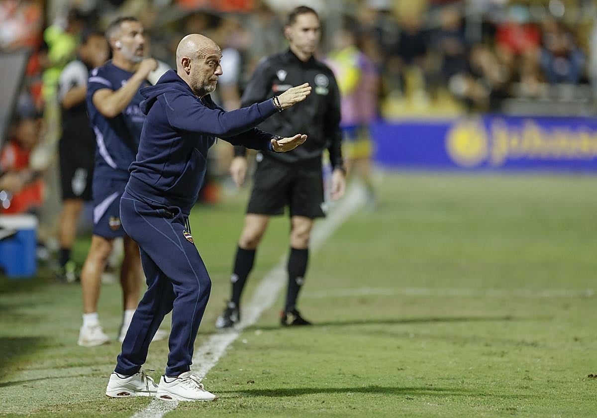 Julián Calero, con el Levante en Orihuela.