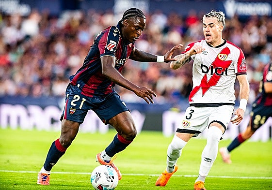 Etta Eyong, con el Levante ante el Rayo Vallecano.