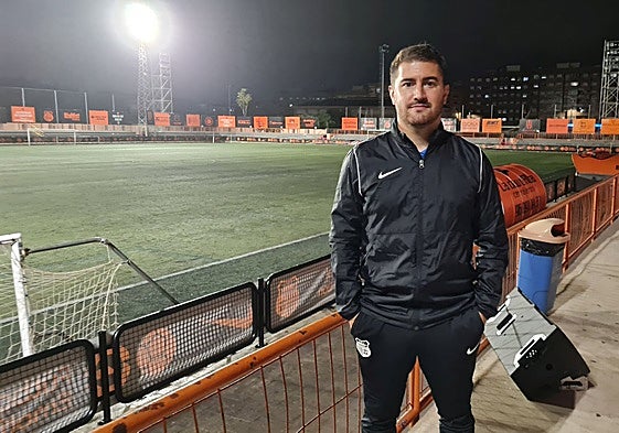 Xavi Gimémez, entrenador del Torrent, posa en San Gregorio tras eliminar al Torremolinos.