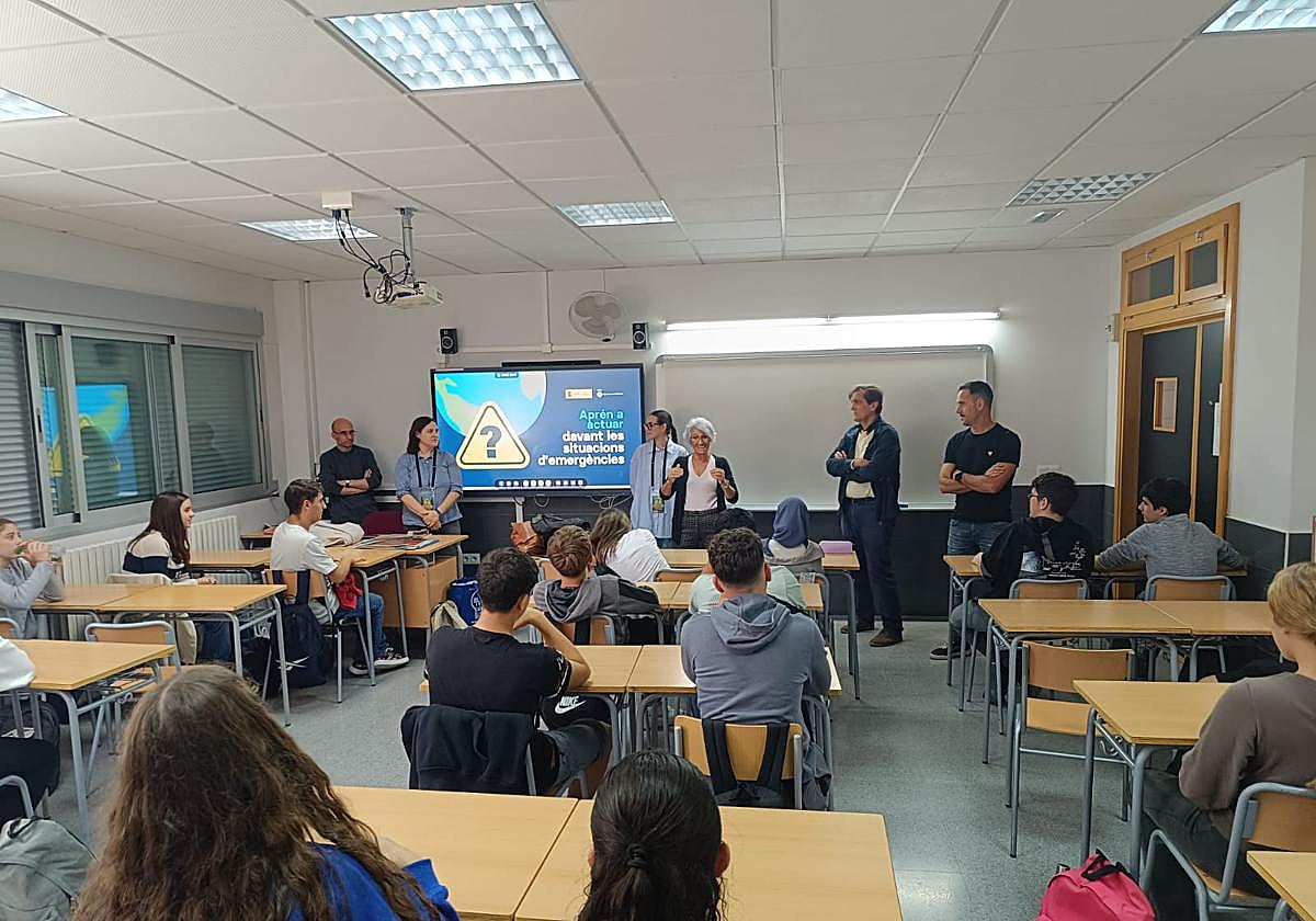 Una de las charlas en el IES Murta de Alzira.