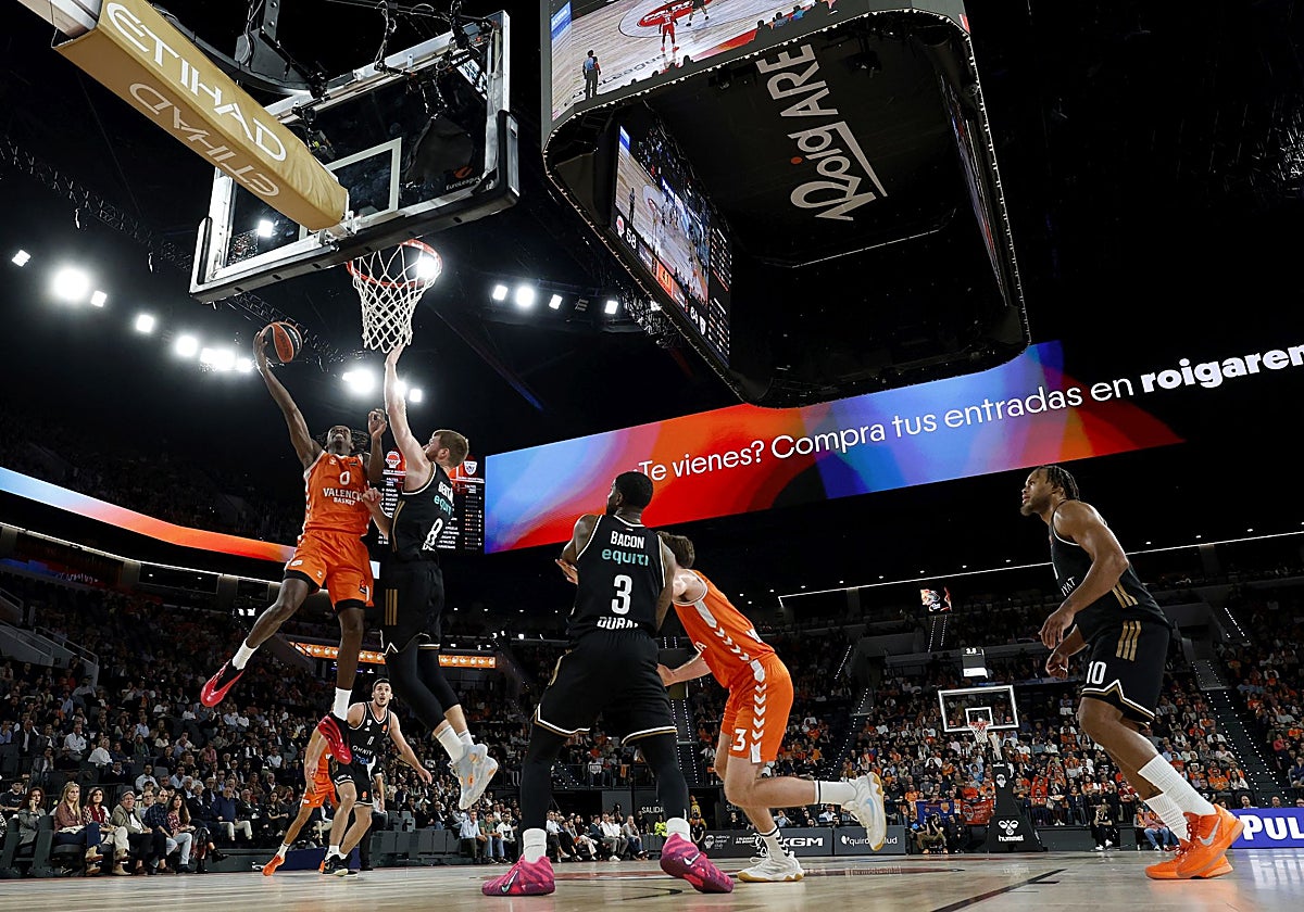 Badio reta a Bertans y entra con potencia a la canasta del Dubai Basketball.