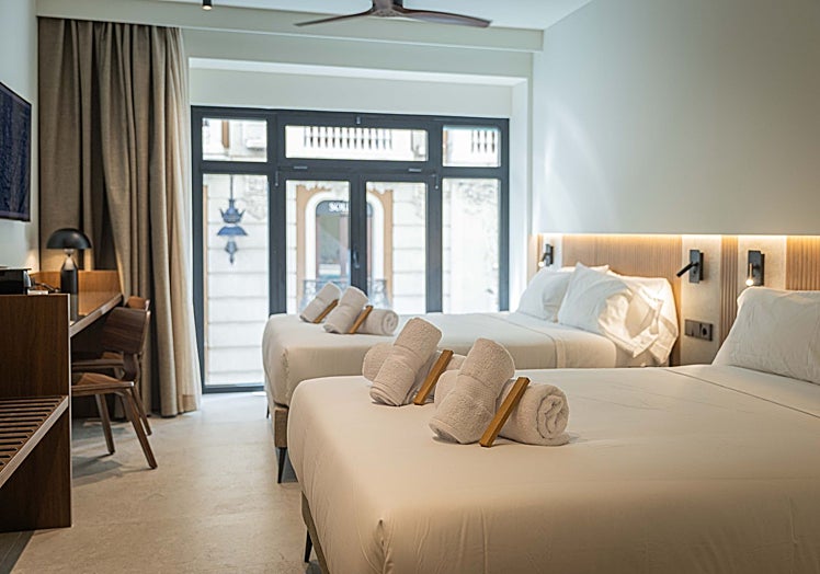 Imagen de una de las habitaciones cuádruples con vistas a Isabel la Católica