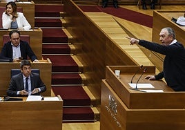Baldoví interviene en Les Corts en presencia de Mazón.