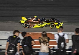 Pepe Martí en su monoplaza durante los test de pretemporada en Cheste