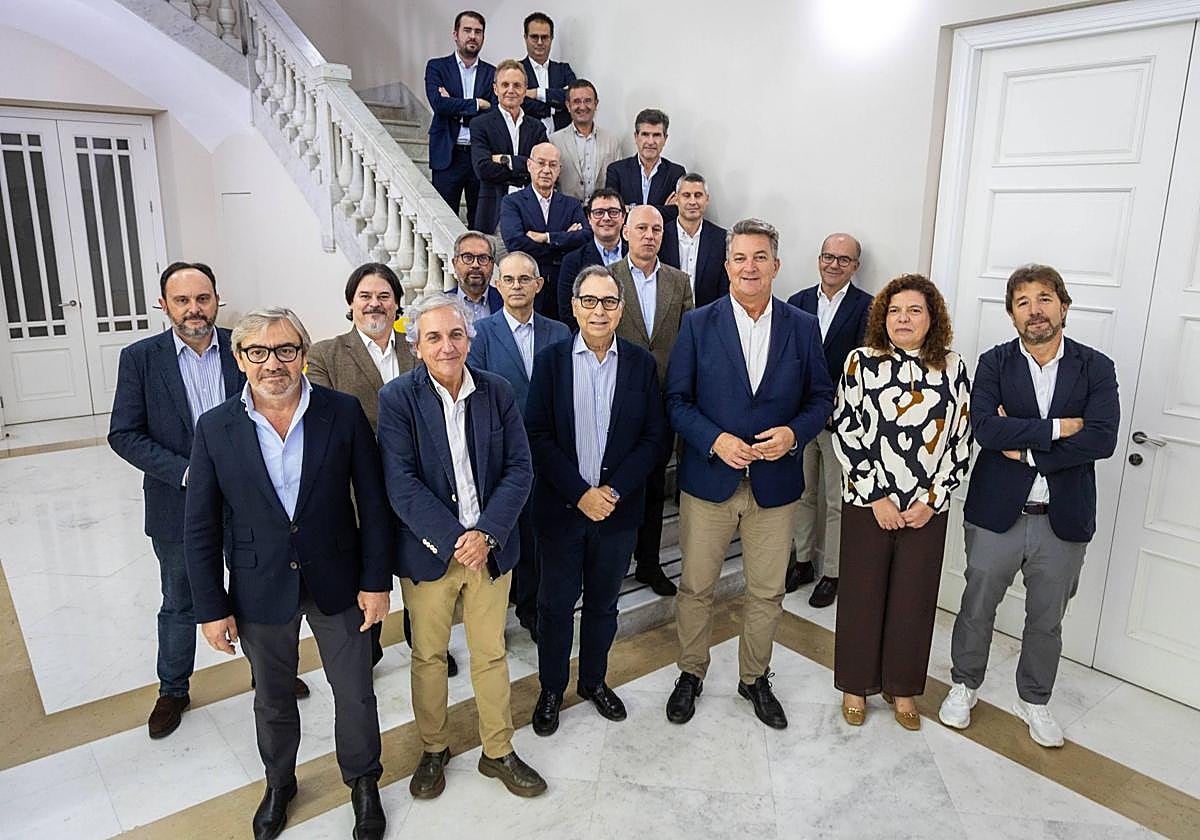 Foto de familia tras el desayuno en FECOVAL.