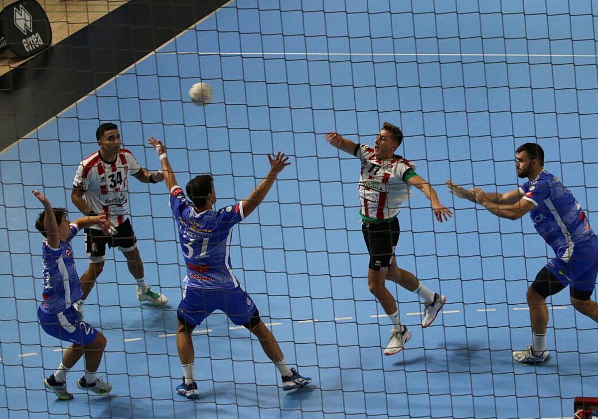 Matheus de Novais y Oriol Teixidor en una jugada en el encuentro contra el Burgos