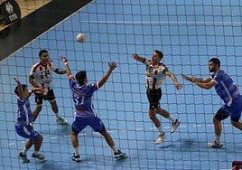 Matheus de Novais y Oriol Teixidor en una jugada en el encuentro contra el Burgos