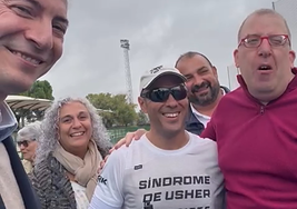 Mario junto al alcalde de Burjassot, varios concejales y el actor de Campeones.