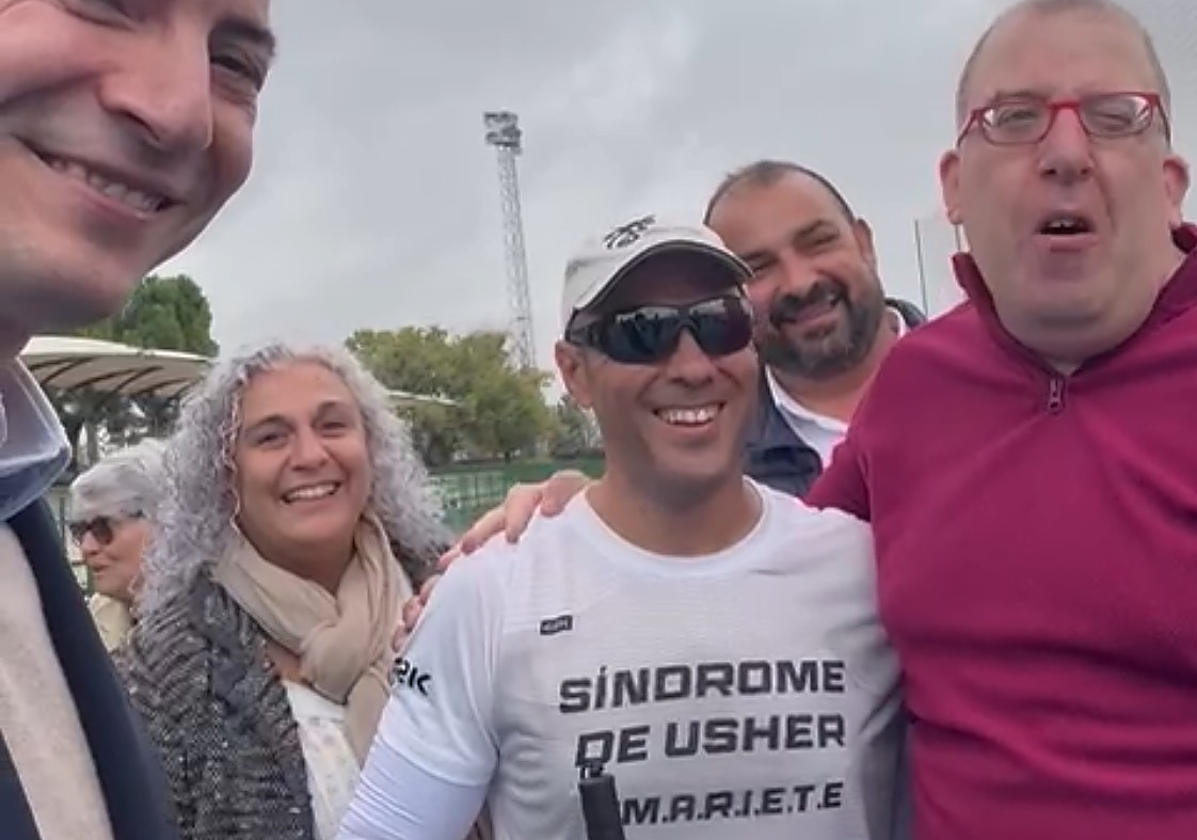 Mario junto al alcalde de Burjassot, varios concejales y el actor de Campeones.