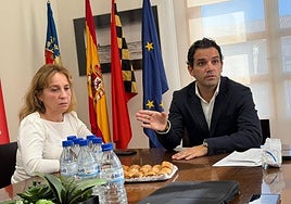 El alcalde Sagredo, junto a la concejala de Fomento, Merche Navarro.