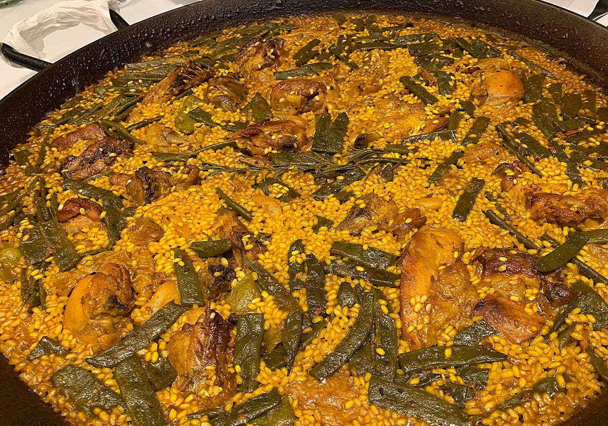 Imagen principal - paella, bravas y los pollos del Rausell