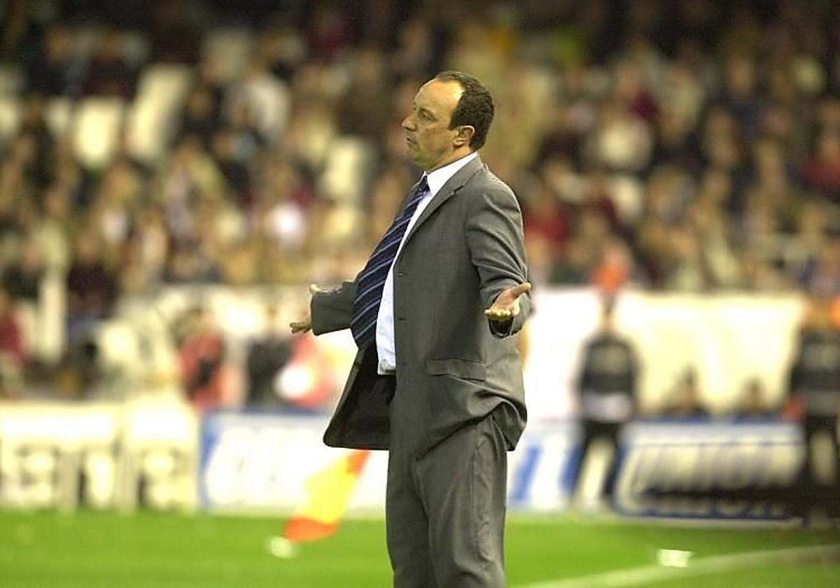 Rafa Benítez dirige un partido con el Valencia CF.