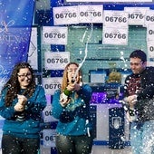 Varios ganadores celebran un premio de lotería, en una imagen de archivo.