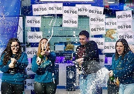 Varios ganadores celebran un premio de lotería, en una imagen de archivo.