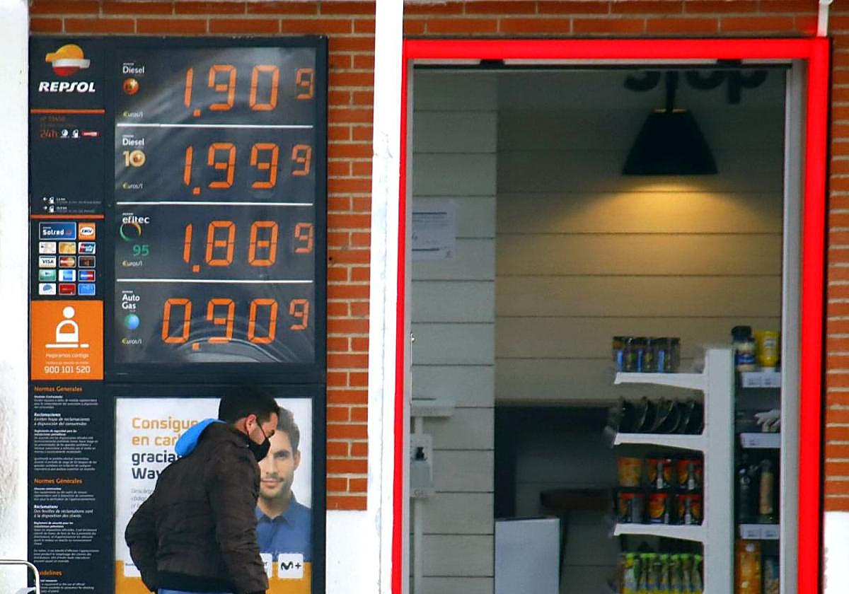 Surtidor de gasolina. Imagen de archivo.