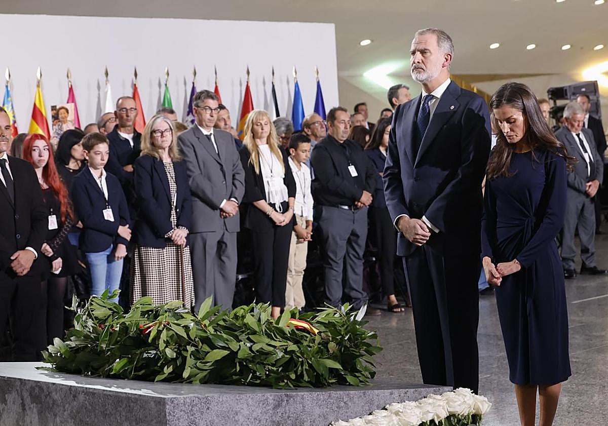 Imagen principal - La tienda de Valencia que vistió a la reina Letizia en el funeral de Estado por las víctimas de la dana: se puede comprar el vestido por 49,99 euros