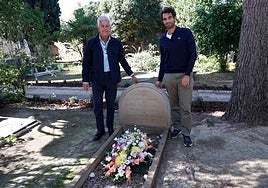 Ole Andresen, presidente del CT Valencia, y Pablo Andújar, director del torneo, hicieron una ofrenda floral.