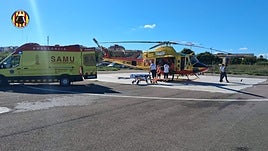 Momento en el que el ciclista herido es trasferido por el helicóptero del Consorcio a medios sanitarios.