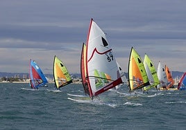 Competidores durante el torneo en la costa valenciana