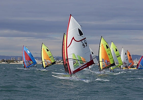Competidores durante el torneo en la costa valenciana