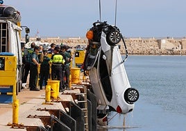 El vehículo siniestrado en el puerto de Gandia tras ser rescatado del agua.