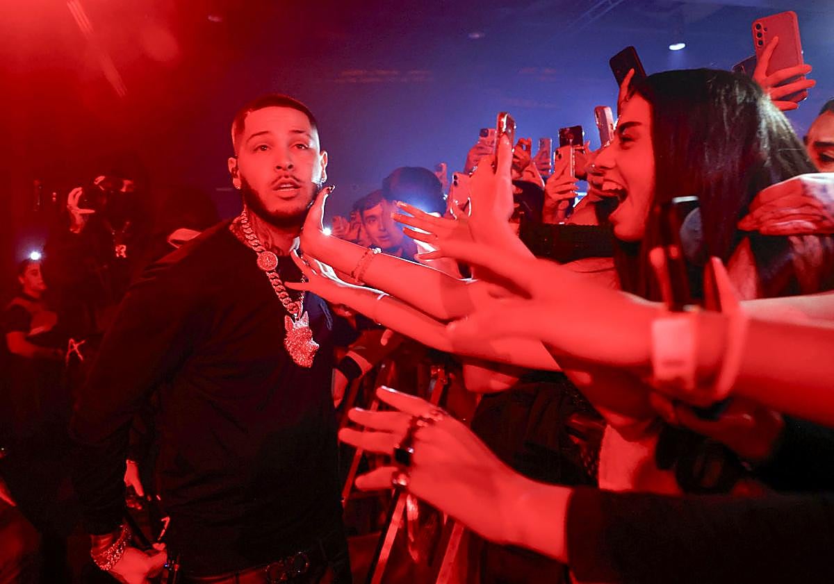 Imagen principal - El cantante puertorriqueño ROA revoluciona el auditorio del Roig Arena