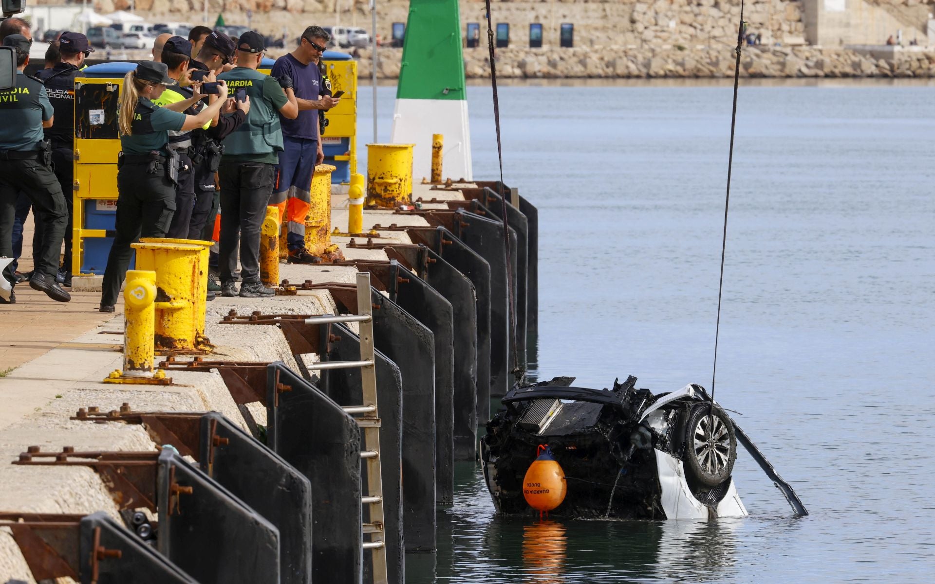 La Guardia Civil ultima la extracción del coche donde murió una joven en el puerto de Gandia
