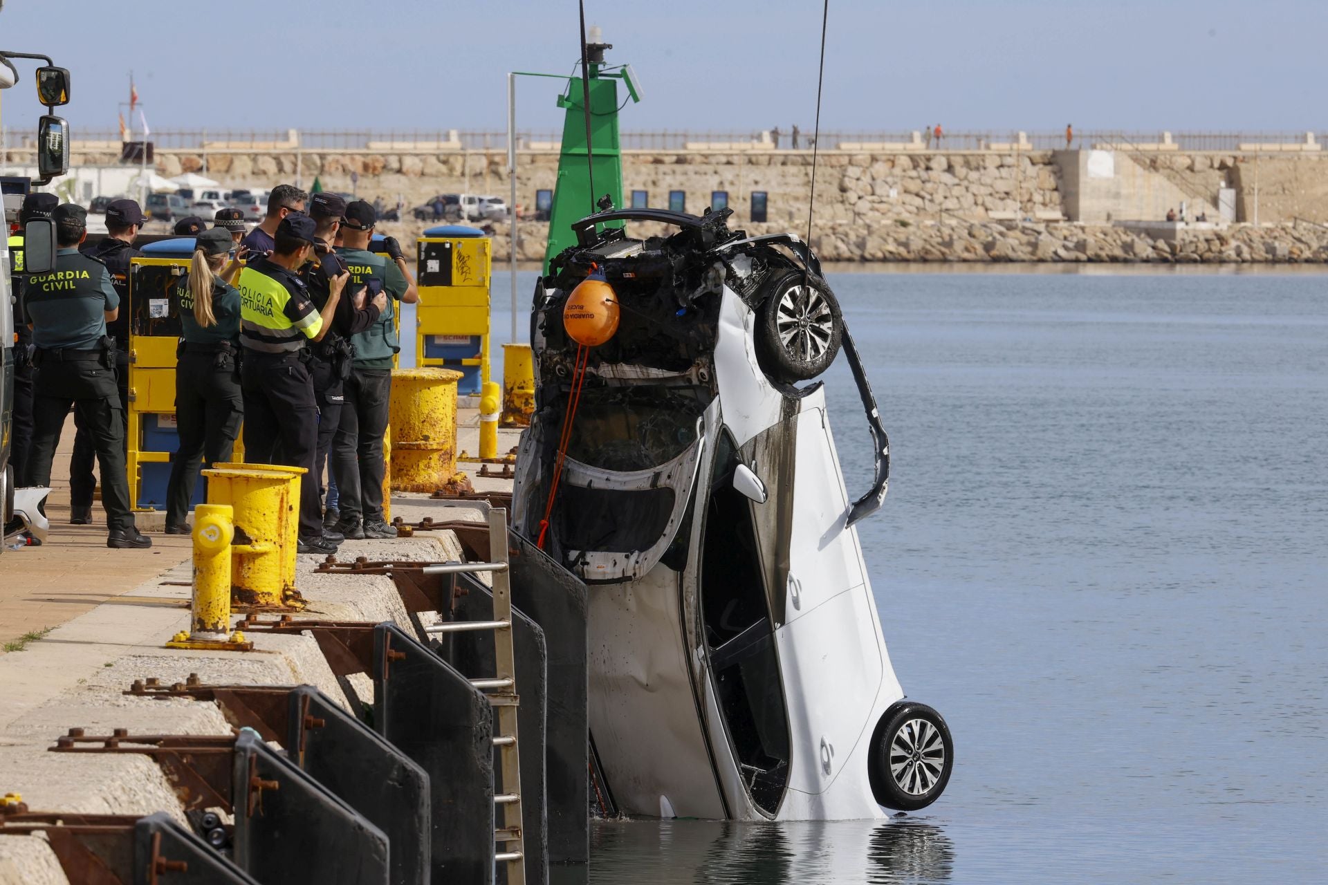 La Guardia Civil ultima la extracción del coche donde murió una joven en el puerto de Gandia