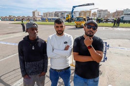 Tres de los participantes en el rescate de una de las mujeres.