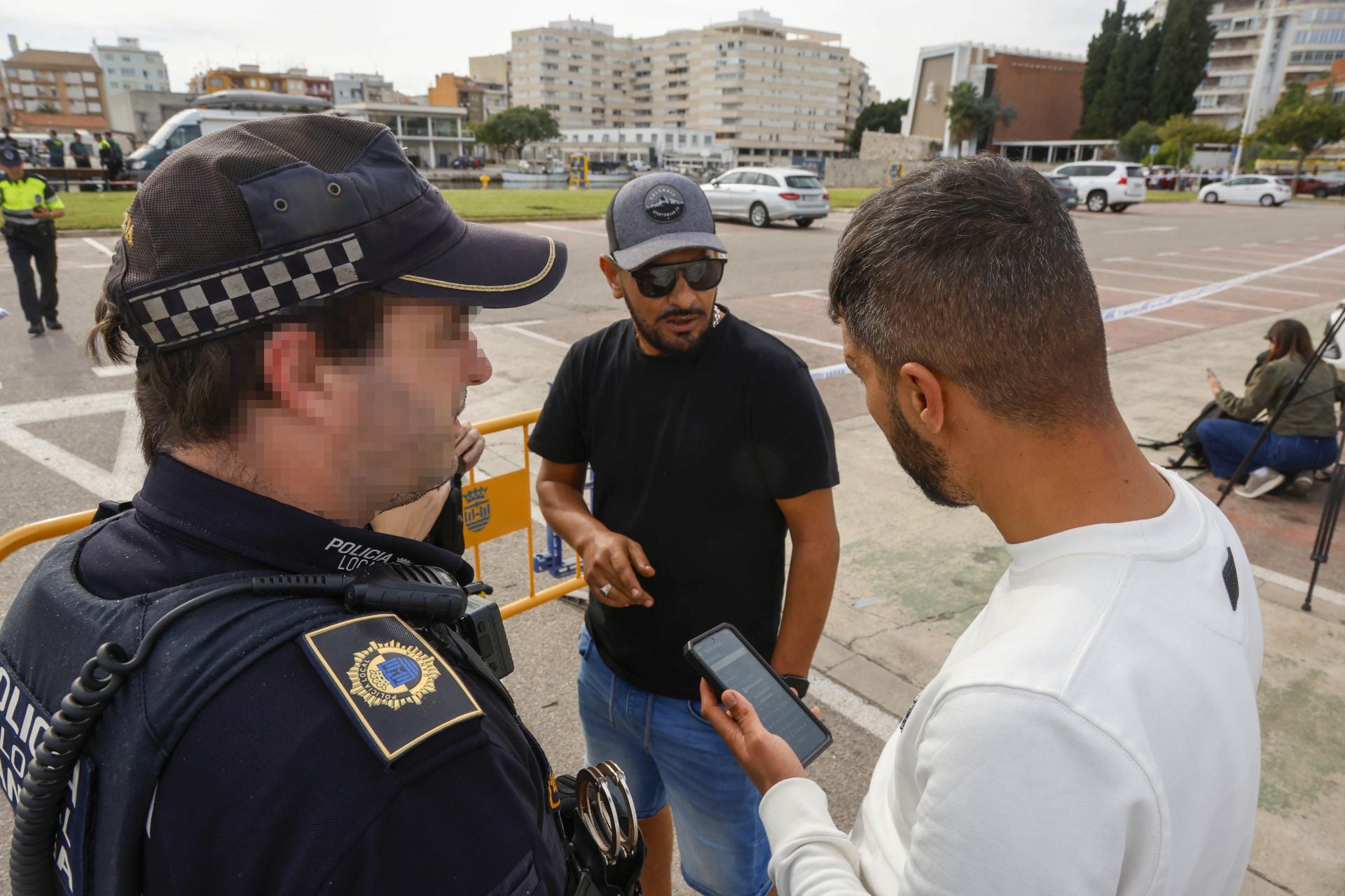 La Guardia Civil ultima la extracción del coche donde murió una joven en el puerto de Gandia