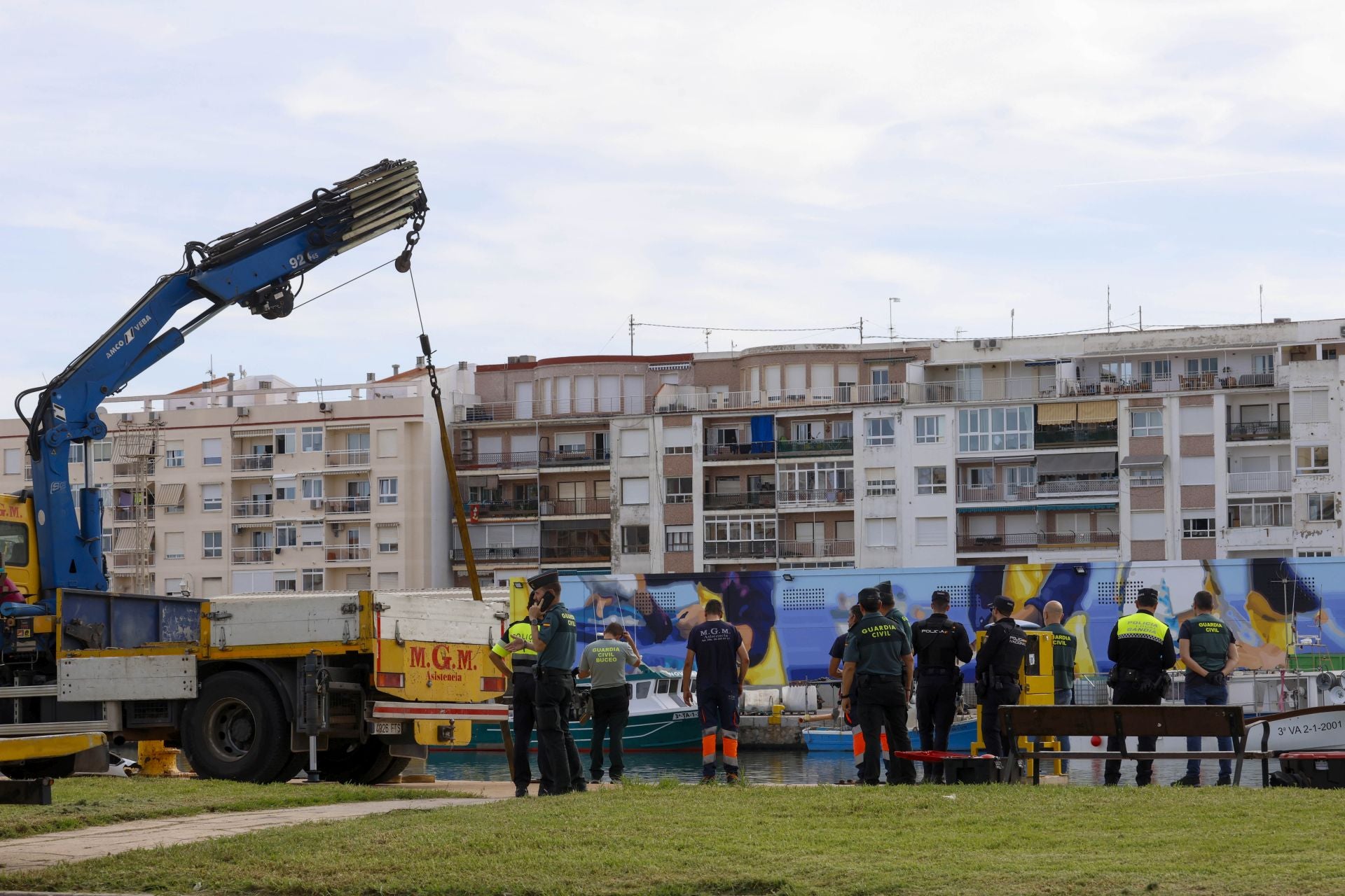 La Guardia Civil ultima la extracción del coche donde murió una joven en el puerto de Gandia