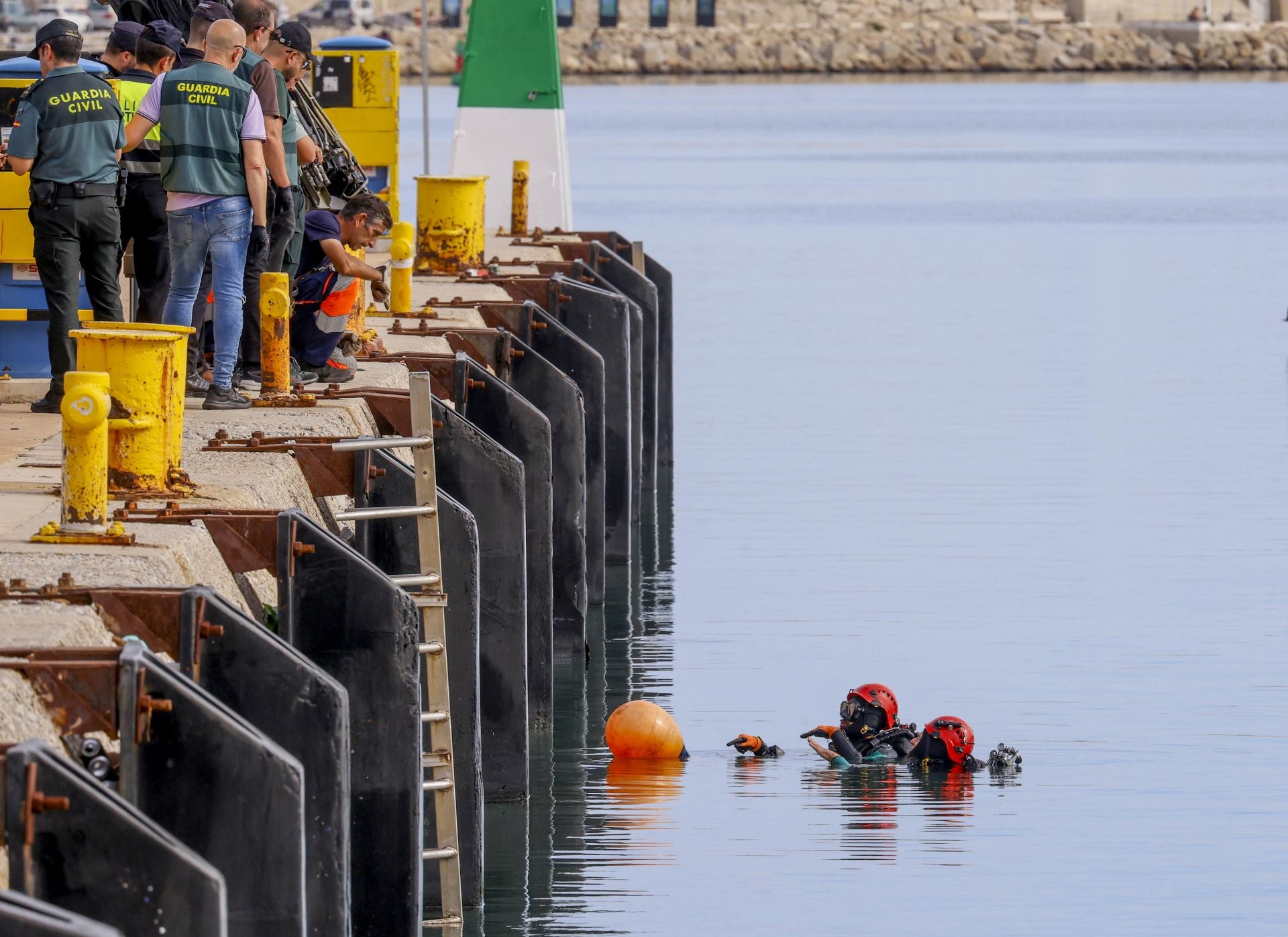 La Guardia Civil ultima la extracción del coche donde murió una joven en el puerto de Gandia