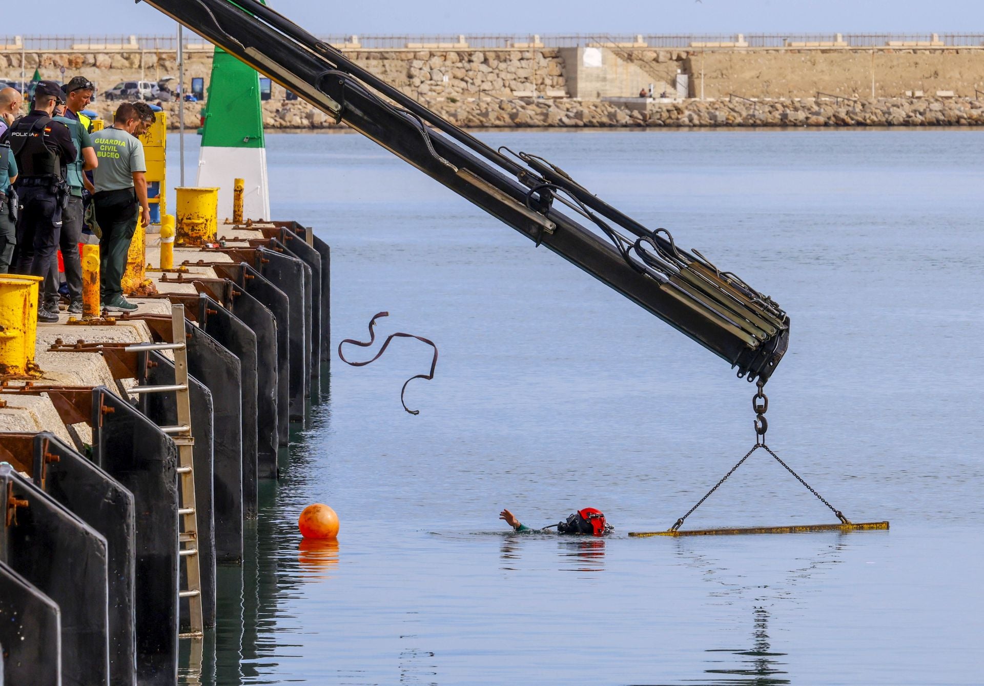 La Guardia Civil ultima la extracción del coche donde murió una joven en el puerto de Gandia