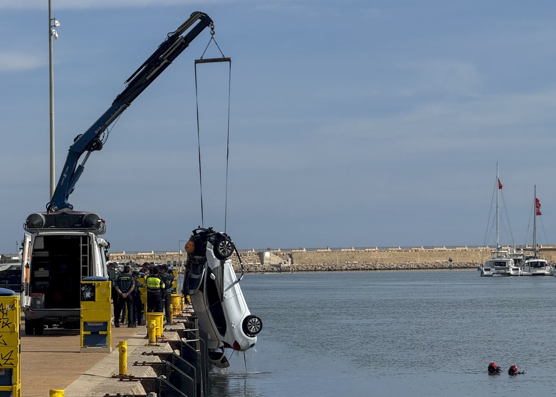 La Guardia Civil ultima la extracción del coche donde murió una joven en el puerto de Gandia