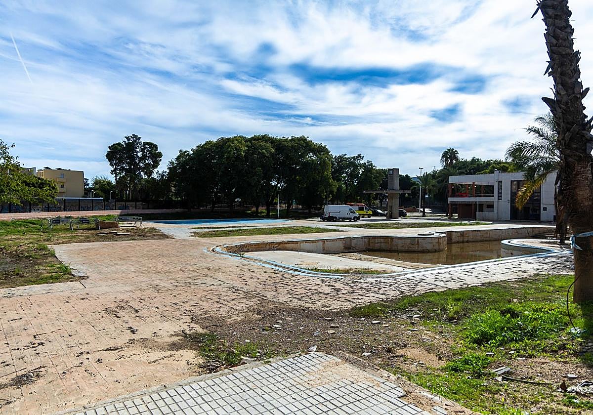 Piscina municipal de verano, que se quiere reabrir el próximo julio.