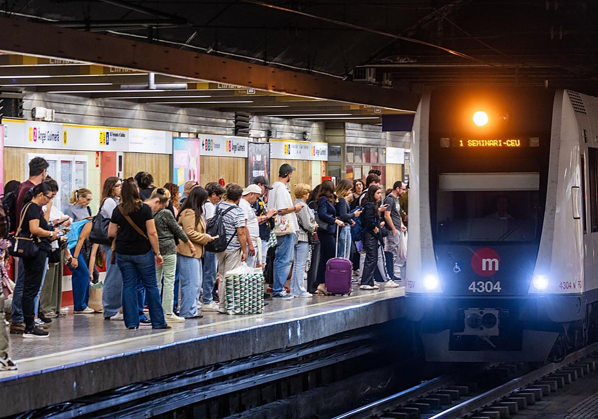 Estación de Metrovalencia repleta de viajeros a la espera de acceder a uno de los trenes.